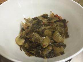 10. 把煮沸的酸菜捞出放在碗中