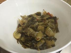 10. 把煮沸的酸菜捞出放在碗中
