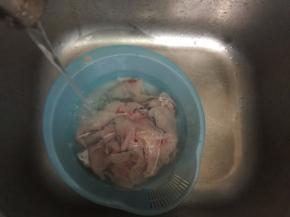 9. 鱼片用水冲洗至水清澈