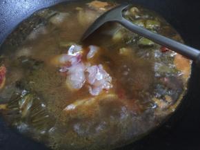 11. 煮开的鱼片和汤倒入碗中