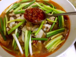 12. 加入葱段和一勺辣椒酱