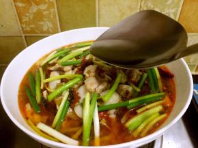 14. 把烧热的油浇上即可