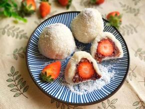 放入椰蓉中滚一圈使表面粘满椰蓉即可