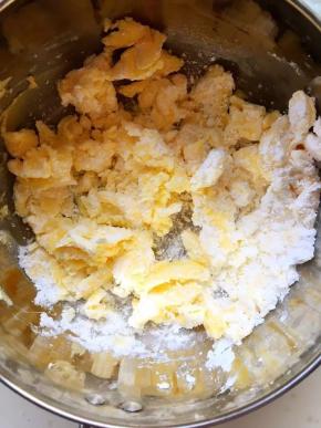 软化的黄油加入糖粉拌匀