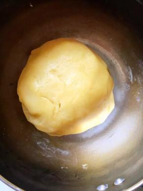 和成光滑的面团，放入冰箱冷藏半小时