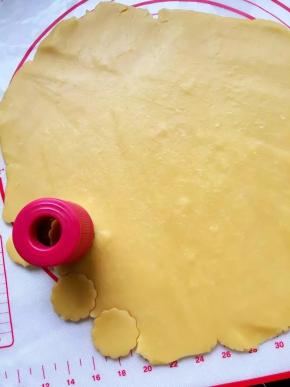 擀成薄面片，用模具压成花形，可以压成个人喜欢的形状