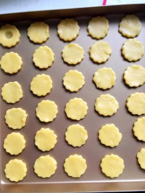 摆放入不粘烤盘中