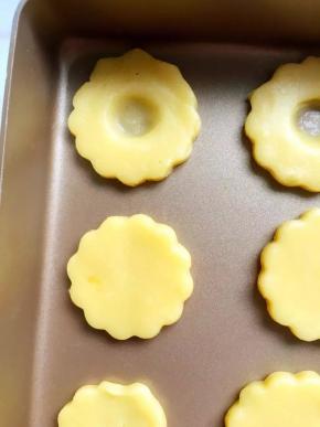 用大拇指竖着在每个中间按压一个小窝