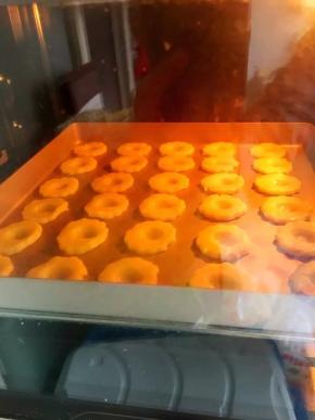 放入预热好的烤箱中下层，200度15分钟