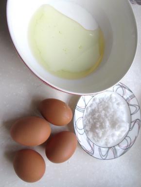 蛋糕的各种材料称重备用。