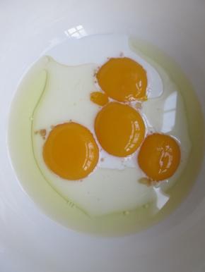 蛋黄蛋清分开，蛋黄里加入玉米油和牛奶拌匀。