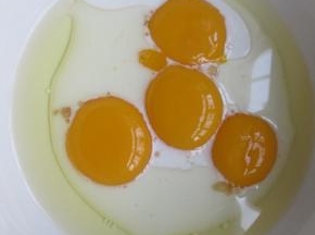 蛋黄蛋清分开，蛋黄里加入玉米油和牛奶拌匀。