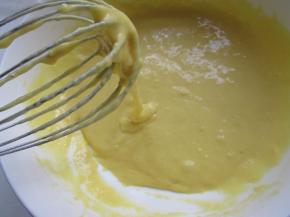 筛入面粉拌成糊状，蛋黄糊就好了。