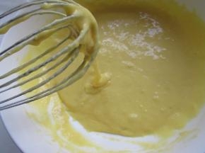 筛入面粉拌成糊状，蛋黄糊就好了。