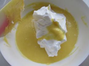 蛋白霜分三次加入蛋黄糊，翻拌均匀。