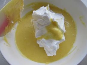 蛋白霜分三次加入蛋黄糊，翻拌均匀。