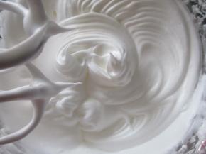 蛋清加入白糖打发。