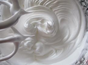 蛋清加入白糖打发。