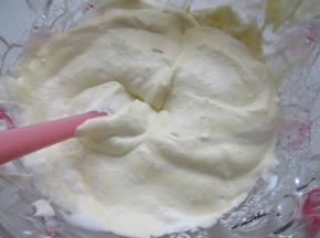 把蛋白成细腻的蛋糕糊。