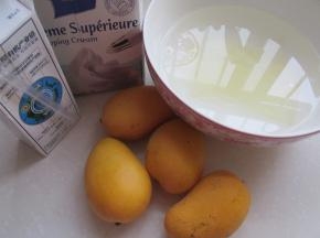 把慕斯糊的材料称重备用。