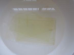 鱼胶片凉水泡软，是为了去掉腥味。