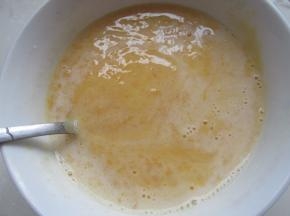 把牛奶加热放入鱼胶片拌匀，再加入芒果泥拌匀，把芒果泥流一勺出来，做镜面用。