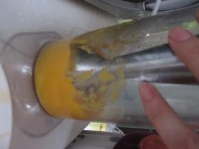 用料理机打成芒果泥。