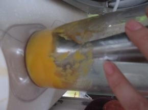 用料理机打成芒果泥。