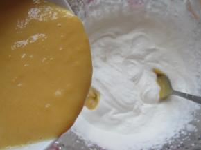 淡奶油加糖打发成流动状态，倒入芒果牛奶糊拌匀。