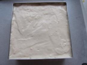 把方形慕斯圈放入蛋糕底，再倒入慕斯糊，入冰箱冷藏约2小时。