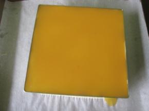 把留出的芒果泥过筛，加2勺纯净水拌匀，加热到大约40度，再加入一片鱼胶片拌匀，倒入到慕斯上，再入冰箱冷藏约2小时，慕斯完全凝固。