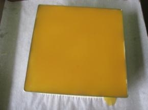 把留出的芒果泥过筛，加2勺纯净水拌匀，加热到大约40度，再加入一片鱼胶片拌匀，倒入到慕斯上，再入冰箱冷藏约2小时，慕斯完全凝固。