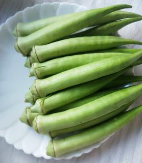 我买的秋葵还蛮嫩的，用了两根蒸蛋，其余的全部用于凉拌啦
