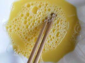 鸡蛋打散，和温水1:1.5混合搅拌均匀