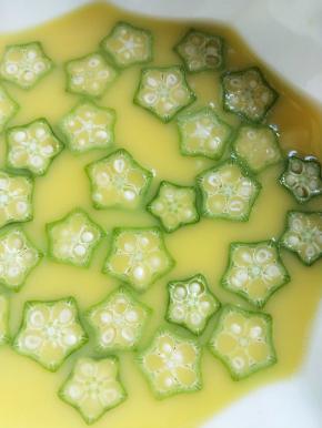 然后把秋葵放入蛋液里，它会自然漂浮在表面