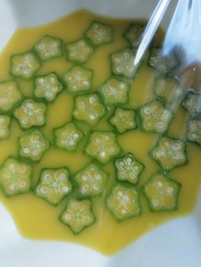 然后铺一层保鲜膜，用牙签在保鲜膜上扎几个洞