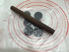 3. 饼干装在保鲜袋中用擀面杖擀碎未