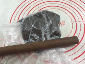 4. 用擀面杖擀碎未