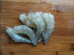 虾洗净，去头剥壳