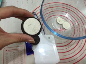 2. 把夹心糖取出