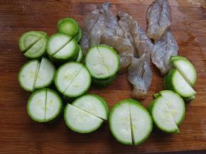 丝瓜洗净，切片。因为这个丝瓜很嫩，所以不用去皮