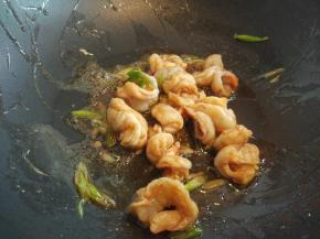 下虾仁，加料酒和生抽，将虾仁炒至半熟