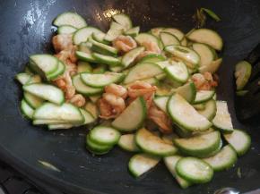 倒入丝瓜片，加盐翻炒