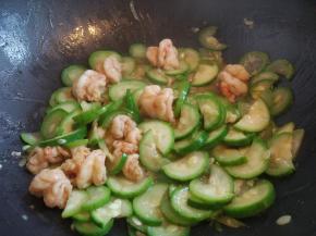 中火将丝瓜片炒软。我加了一点水，这样汤汁可以拌饭，比较滋润