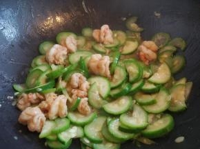 中火将丝瓜片炒软。我加了一点水，这样汤汁可以拌饭，比较滋润