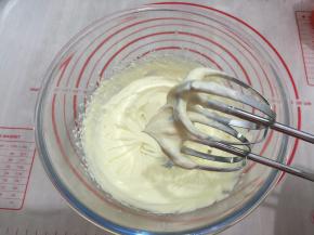 6. 淡奶油加入细砂糖和奥利奥夹心糖打发至打蛋器提起有小尖角