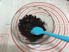 5. 把饼干未倒入铺底用刮刀按压一下