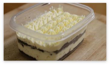 11. 最后用裱花嘴挤上淡奶油