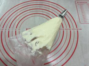 7. 把淡奶油装进裱花袋