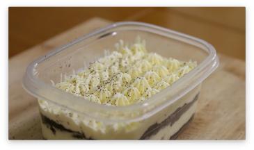 12. 表面再筛上少许饼干未做装饰